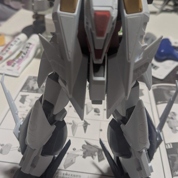 今朝。YouTubeを見ていたら作りたくなって、2021年 1月21に購入して積みプラに、なっていたクスィーガンダムを探して、製作開始して行く。胴体の部分だけで、8時間かかった。ヒケ処理やエッジ出しなどで。腰で、2時間かかった。腕、ここまで3時間かかった。脚、ここまで5時間かかった。更に、約9時間かかって仮組みが出来た。ヒケ処理等終わっている。ここから改修して行く。仮組みして、胴が短く感じた。脚も少し短いかも？何より顔は、絶対に変えたい。個体差なのか自立出来ず後に倒れる。スタビライザーを延長して、倒れ無い様に支えにしようかな。（5枚目）
