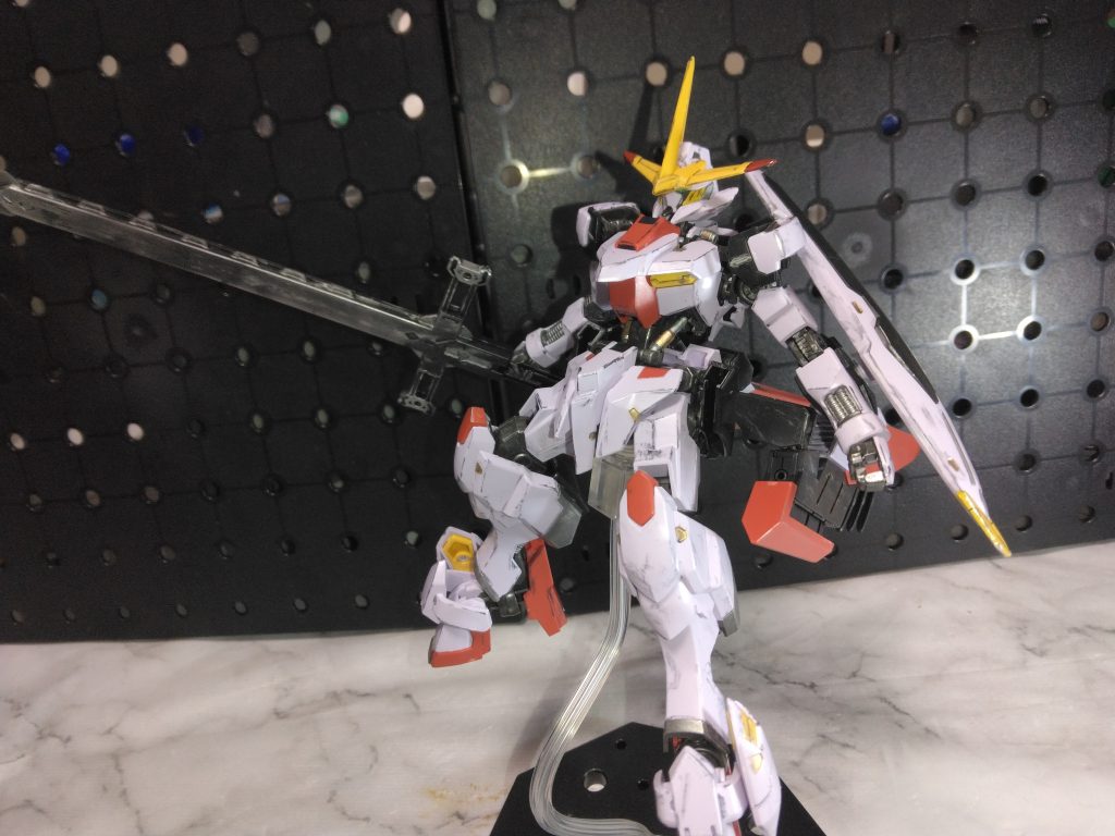 スラスター内にアンカーがあり、リード線で再現出来るのですが、どこにしまったか…ポーズのみで😰