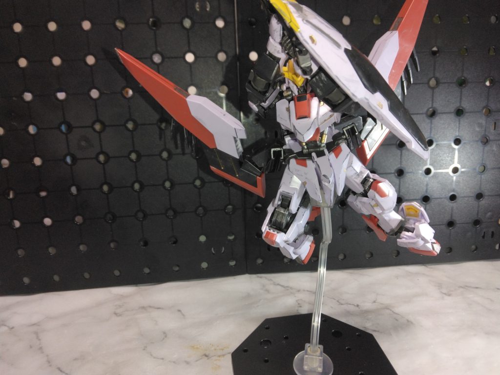 クロスメイスは両手持ちも出来て、振りかぶりポーズも。