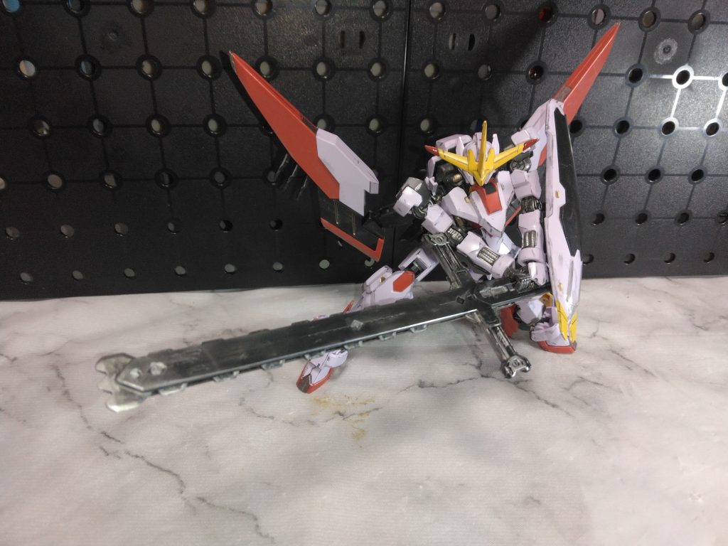 干渉する部分はありますが、避ければ両手持ちで叩きつけポーズも出来ます。あまり様になってはいませんが😅