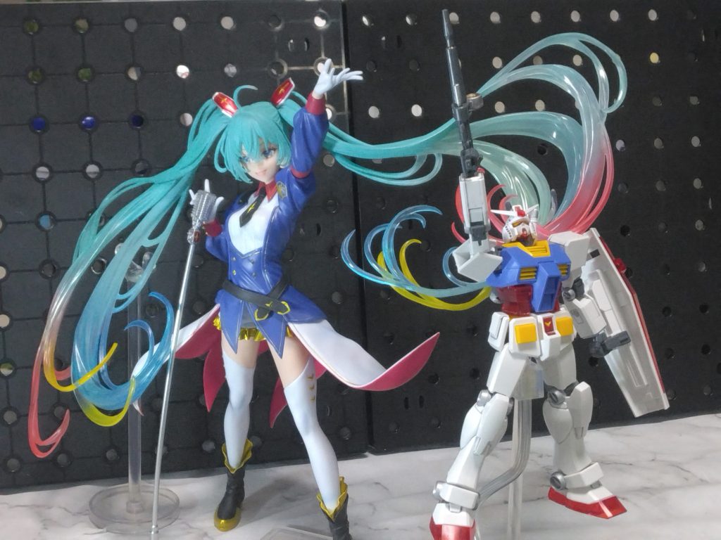 最後は揃って、ラストシューティングポーズ。万博版のEGガンダムも気になっているので、売り場に寄ったら買ってみようかな？と思うこの頃。