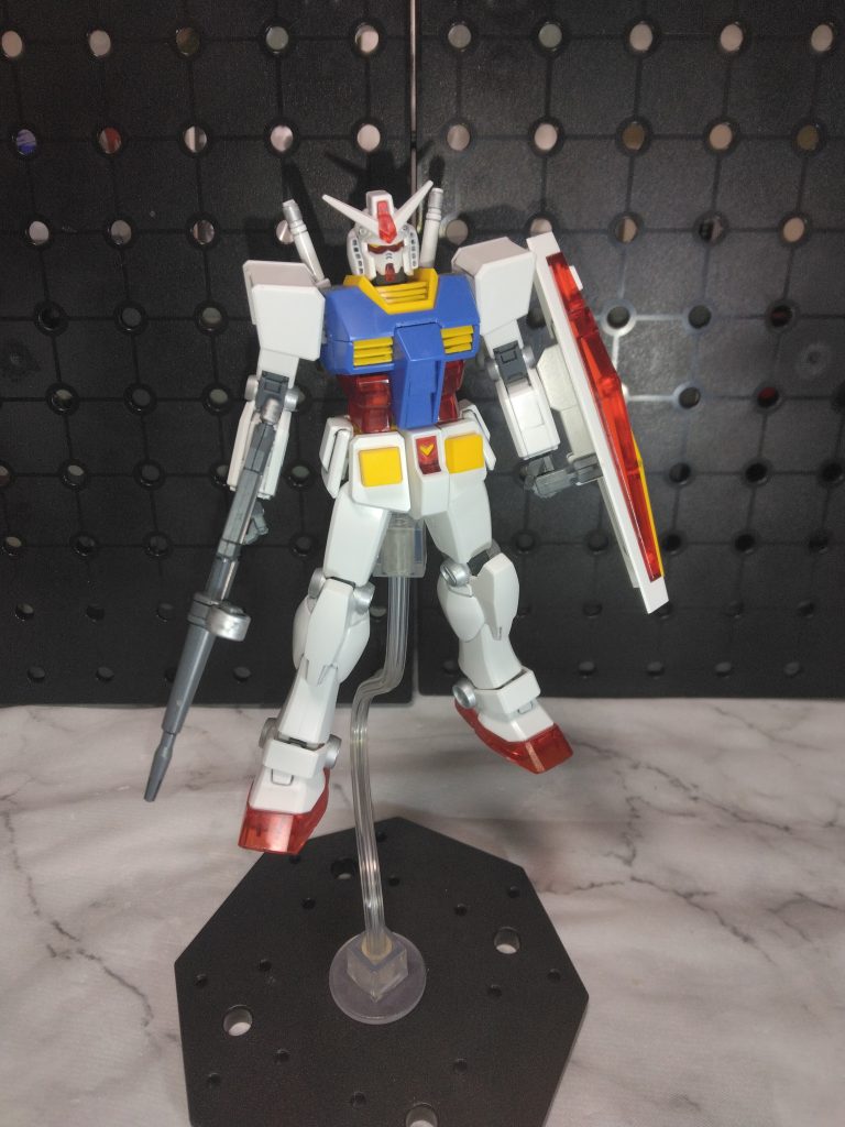 トリコロールカラーで赤部分のみクリアだとあまり違和感ないですね。腕や足の○部分、ライフル、サーベル部分を少しシルバー塗装。