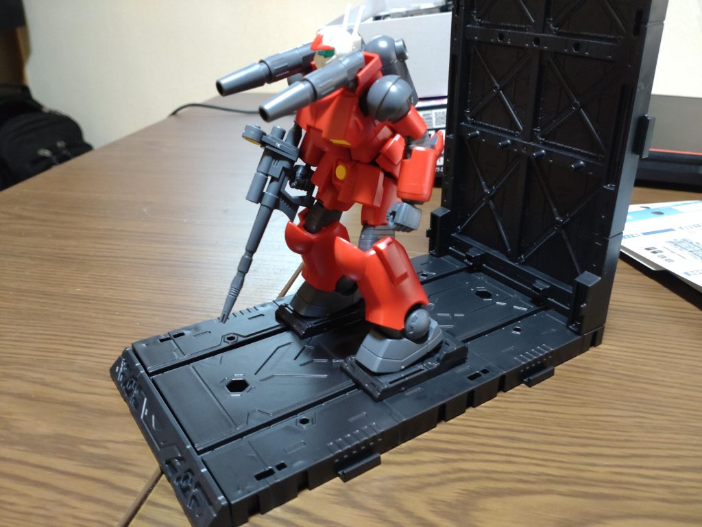 素組みでもかなり出来の良いキットなので、100均で買ったもので遊んでみました。