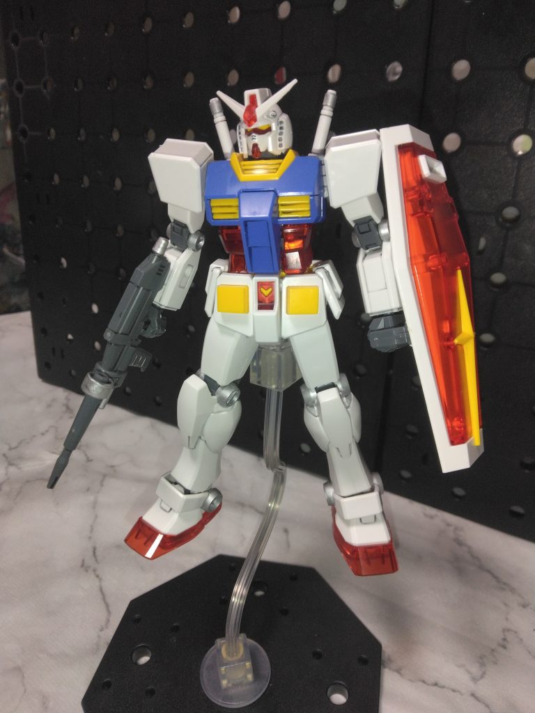 EGシリーズも段々増えてきて、再度見直してみるとシンプルで、最新のウイングガンダムと可動を比べてみると少し動かしづらい印象。ただシンプルな色合い、武装の為、結構かっこ良く見える。