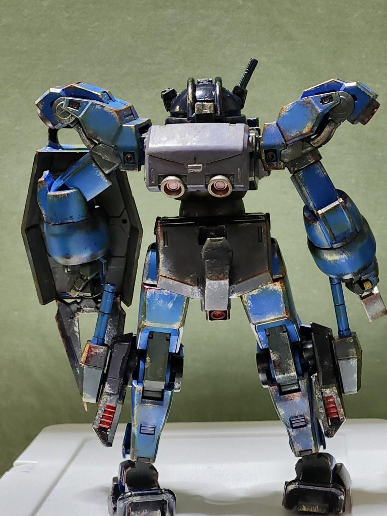 腰部には、ライフルラックを製作。脚部には、スラスターとビームサーベルを増設。