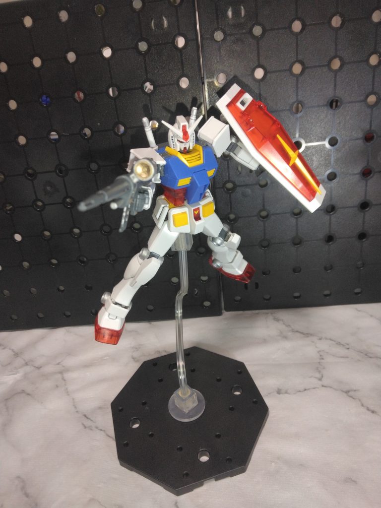 射撃ポーズ。ライフルのスコープ部分をゴールドで塗装。