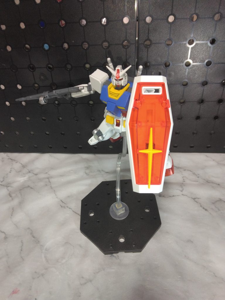 シールドも腕にピンで接続して手に差し込むと割とギッチリと保持出来ます。接続ピンを外して腕で角度をつけると構えながら突っ込んで来るシーンも出来ます。