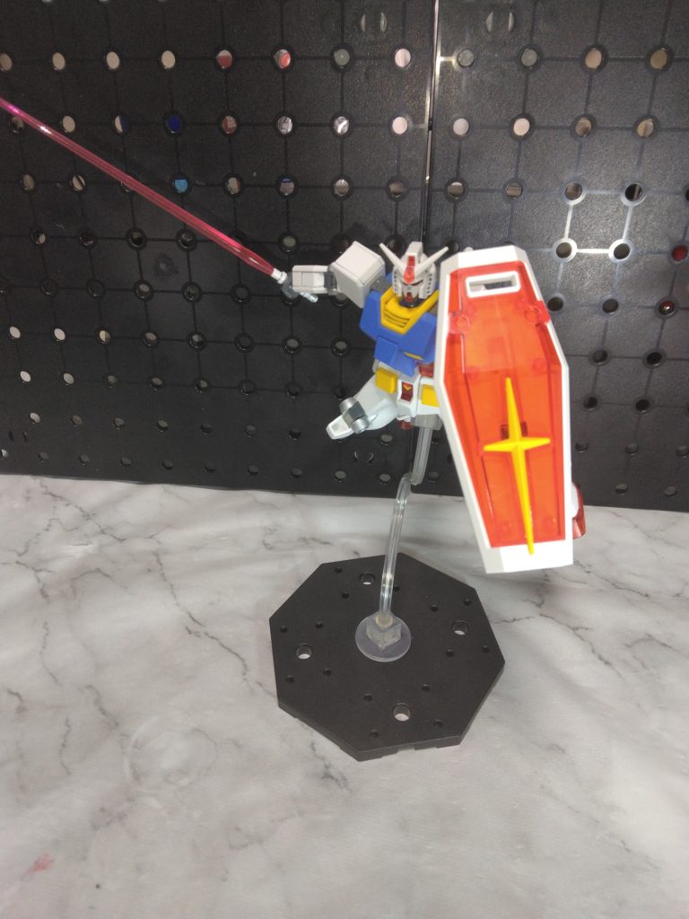 サーベルは取り外して持たせられますが、ビーム刃エフェクトは付属しないので他キットから拝借してサーベルポーズを再現。