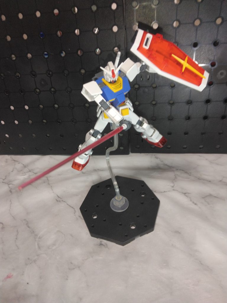 肩は引き出し出来ないので、サーベルポーズは角度をつけられませんが一応それっぽいポーズは出来ます。