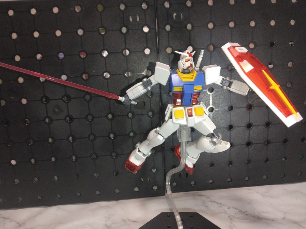 見たことあるようなサーベルポーズ。