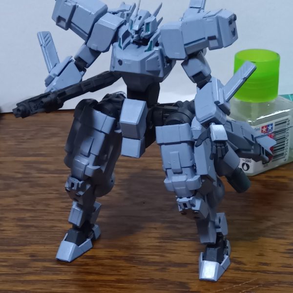 とりあえず細かい所は仕上げました。結構戦術機っぽくなったかな?あとはスラスター塗らなきゃ。（3枚目）