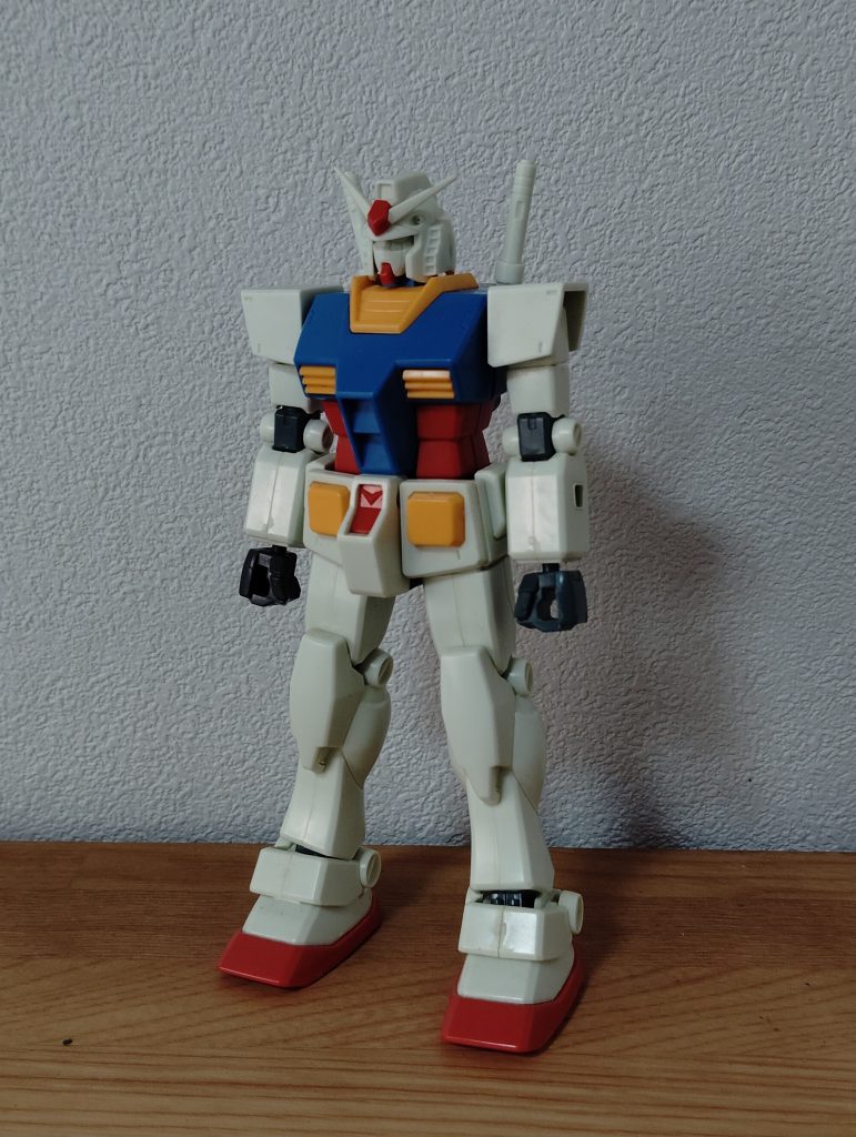 　仮組みです。　「ガンプラスターターセット」ということもあり、全体的に色味がオモチャっぽかったので、カラーリング変更でそこそこ印象が変わっていると思います。