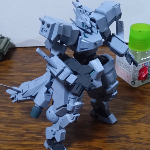 とりあえず細かい所は仕上げました。結構戦術機っぽくなったかな?あとはスラスター塗らなきゃ。（2枚目）