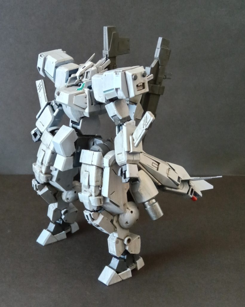 全装備状態。今回の再現にあたって、自分なりにガンダムと戦術機の違いについて考えました。戦術機は頭が小さく、肩が大きいが腕は細い。胸が突き出しているが腰は細く、太ももは太いという特徴があり、そこをどう再現するかが今回のポイントでした。