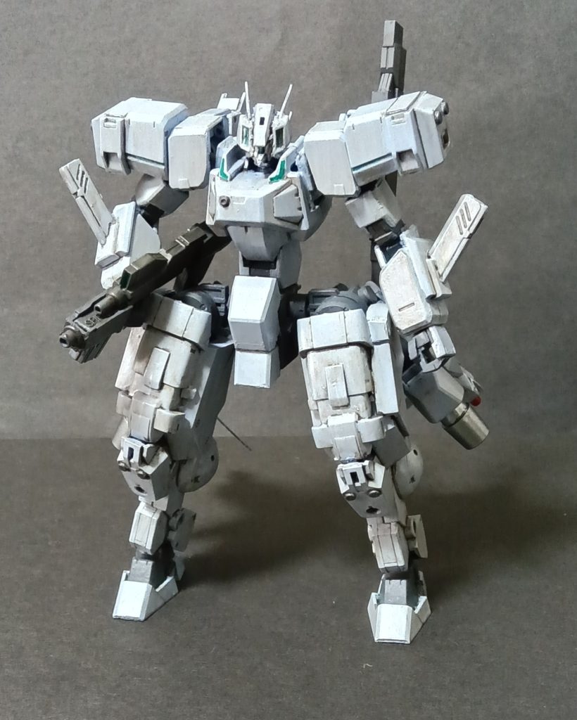 使用した塗料はタミヤの呉海軍工廠グレイにホワイトとブルーを混ぜた自作グレイ。間接部や武装は同じくタミヤのジャーマングレイです。塗装後トップコートの半光沢を吹いてスミ入れ塗料で軽く汚しました。