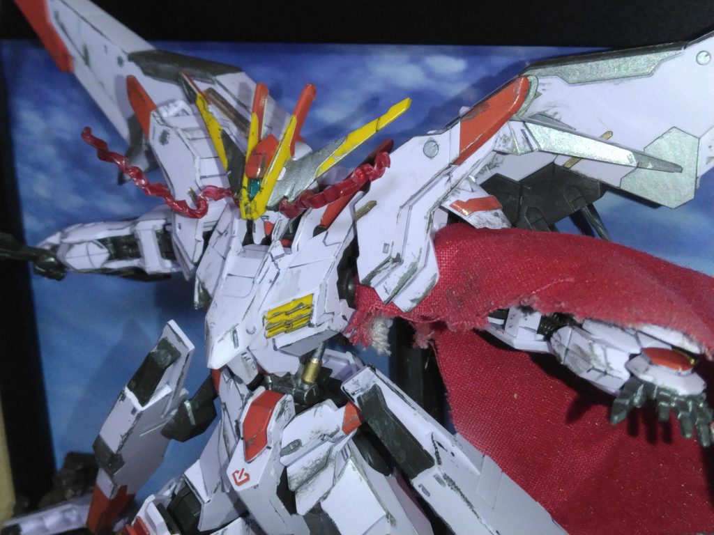 眼光エフェクトはプラ板をねじりながら焼いて出来るだけジグザグにしてクリアレッドで塗装。アンテナにくっつけています。アンテナのシール部分は少しイメージと違ったので、ガンメタでシール部分を塗装。