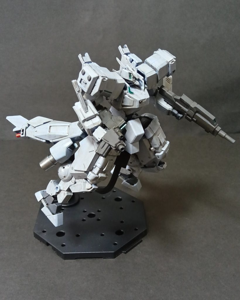 山田化学さんのディスプレイスタンドを使用しています。やっぱり戦術機は飛んでいるほうが似合う気がします。