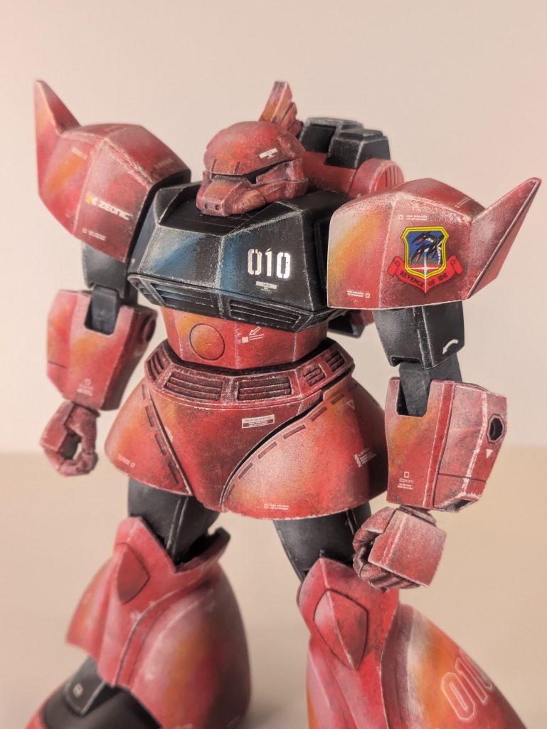 設定画準拠で作りましたが、左肩にはキマイラ隊のマーキングデカールを貼りました設定画にはないのですが、キシリア少将直属の精鋭部隊の紋章は何処かに貼りたかったんですよね紋章の下部にリベンジ・オブ・イデと書いてありますどういう意味なんでしょう？まさかラッキョの復讐とは思えません（ゴメンナサイ。何言ってるのか分からん！って方もいらっしゃるかと…）グーグル先生に聞いてもイマイチわかりませんでした