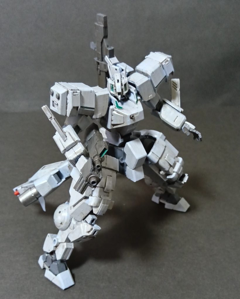 ポージング。割と動きます。ただ、パーツが劣化しているのかすぐ割れます。