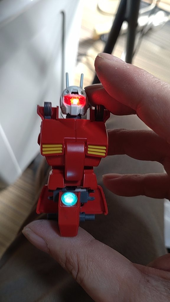 お腹にある用途不明のパーツも光らせてみたら某伝説巨人っぽくなってしまいました。