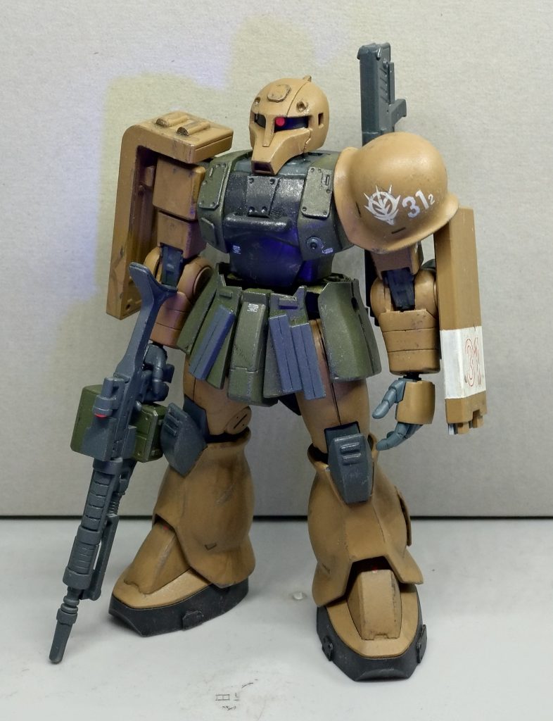 [ 過去作アーカイブ / リペア ]この作品は私が小学生くらいのときに制作したものをリペイント・リペアしたものです。元々ジャンク品から組み上げた作品で、肘・足首・股の関節が欠損してたのでそれらを自作しています。基本的には昔作ったものをベースに、合わせ目消しと再塗装を行い、武装を追加で作ったのみとなります。