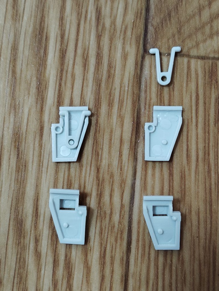 キャノン砲の弾倉です。 キャノン砲後部に差し込むためバネ状になったパーツを挟み込む仕様になっているのですが、ここは製作しながら旧キットの知恵に驚かされました・・・! ちなみに両側に飛び出た固定用のピンですが、砲弾っぽく見せるためにカッパー(銅)で塗装してあります。