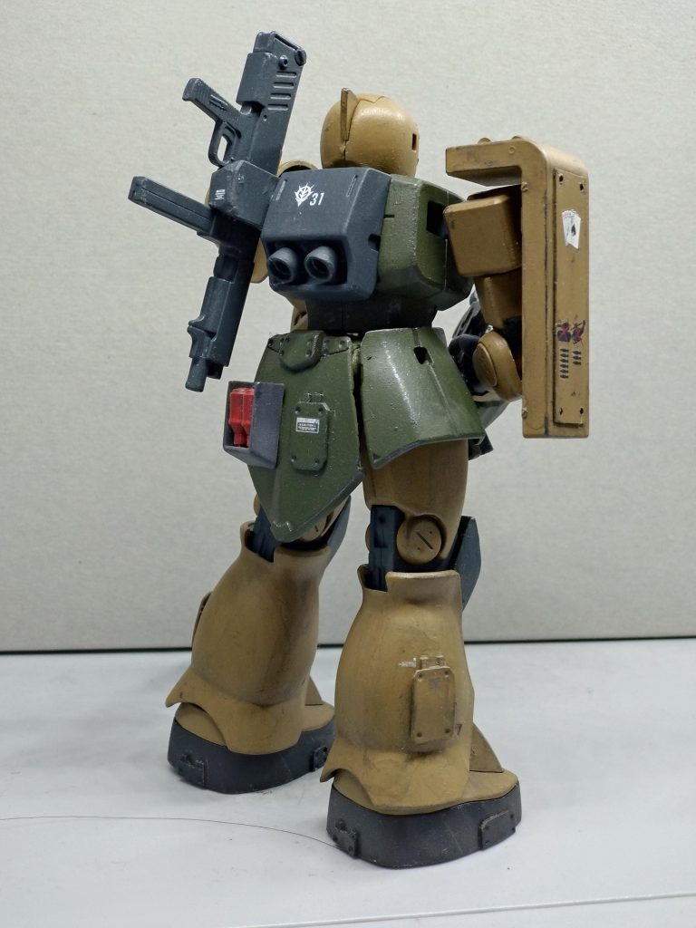 カンの良い方はお気付きでしょうか。リアスカートは旧HGギャンのものを流用しています。スカートアーマで見えないですが、股関節はほぼスクラッチ、それに余ったスカートパーツを無理やりくっつけてます。ジャンクとプラ板工作のツギハギなのです。