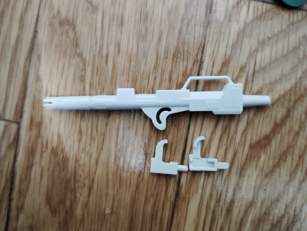 キャノン砲です。 この可動方法を考えた方は天才でしょうか・・・!? まぁ、完成させてみると「キャノン砲なのに仰角が水平よりちょっと高いくらいまでしか取れない」という致命的な欠点もありますが・・・。 次回この機体を製作する際には、何かしら工夫をしてみたいところです。