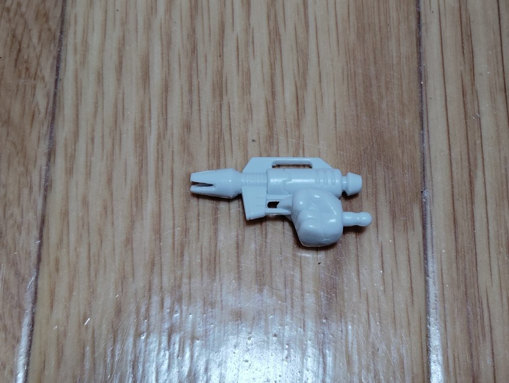 ビームスプレーガンです。 ご覧の通り銃口のフラッシュハイダー(?)が埋まってしまっていたので、デザインナイフで開口してやりました。 これだけで一気に精密に仕上がります。