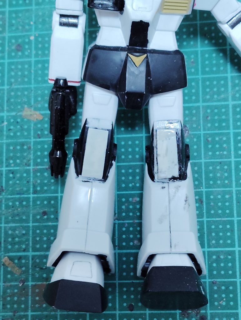 ヒザアーマーです。 旧キットあるあるなのですが、合わせ目が左右でズレてしまい段差ができたので、プラ板で修正してやりました。 また、ヒザの四角いディテールも薄すぎたので、プラ板で若干厚めにしてあります。