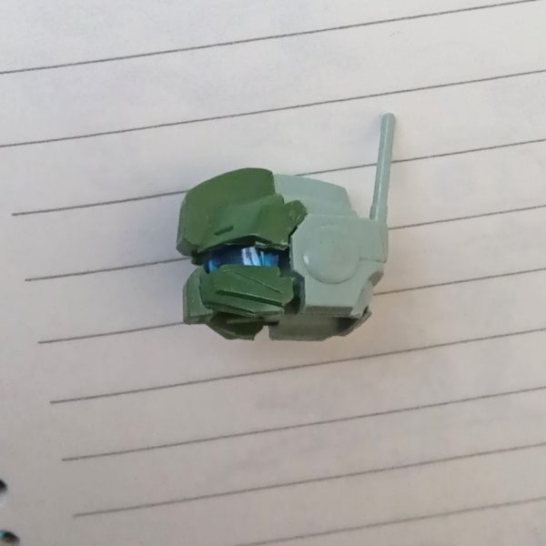 頭部の緑パーツについて、上と下をつなぐ部分を切り飛ばして分割し、下部分を上下逆につけると表情が変わる。他のジム系でもいけそう（2枚目）