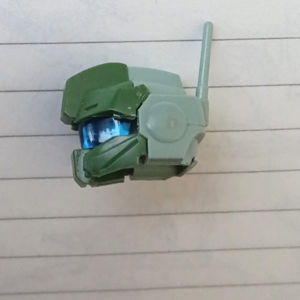 頭部の緑パーツについて、上と下をつなぐ部分を切り飛ばして分割し、下部分を上下逆につけると表情が変わる。他のジム系でもいけそう（4枚目）