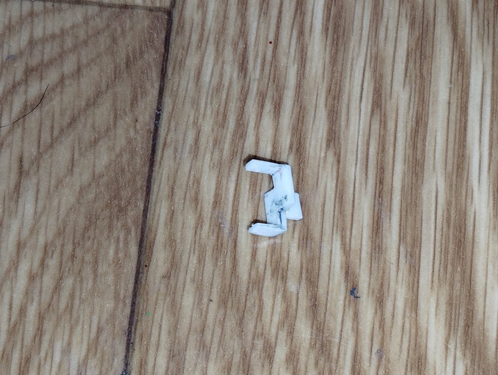 　ビームライフル装備用ラッチです。　0,5mmのプラ板を２、３枚貼り合わせ、ビームライフルの形状に合わせて差し込み口を上下でずらしてあります。　ちなみに、本来このキットにはハイパーバズーカ装備用ラッチが付属するのですが、そちらは以前投稿した「ジム・スナイパーカスタム」に装備させるために改造してしまったので、このガンダムはハイパーバズーカを腰に装着できません・・・。