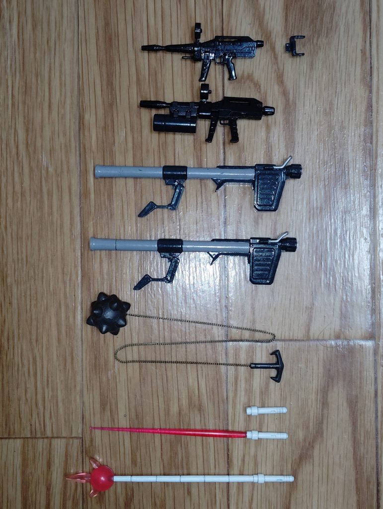 　武装一式です。　上から順番に・ビームライフル＆装備用ラッチ・スーパーナパーム付ビームライフル・ハイパーバズーカ×２・ガンダムハンマー・ビームサーベル・ビームジャベリン　ビームライフルとハイパーバズーカ（１本）、ビームサーベルは本キットに付属する武装、スーパーナパーム付ビームライフルは、ガンダムエースの付録（だったハズ・・・）です。　もう一本のハイパーバズーカは、１０年ほど前に東京は秋葉原のパーツばら売り店で購入しました。　ガンダムハンマーは旧キット　武器セットを改造したモノ、ビームジャベリンは、アクションフィギュアのエフェクトパーツをベースに改造しました。