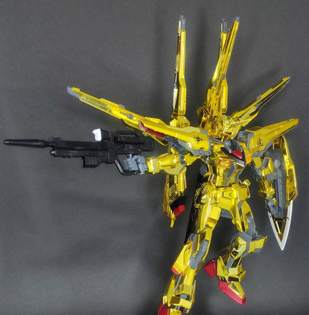 関節の可動範囲は広くないので、SEEDお馴染みの射撃ポーズはこの程度まで。