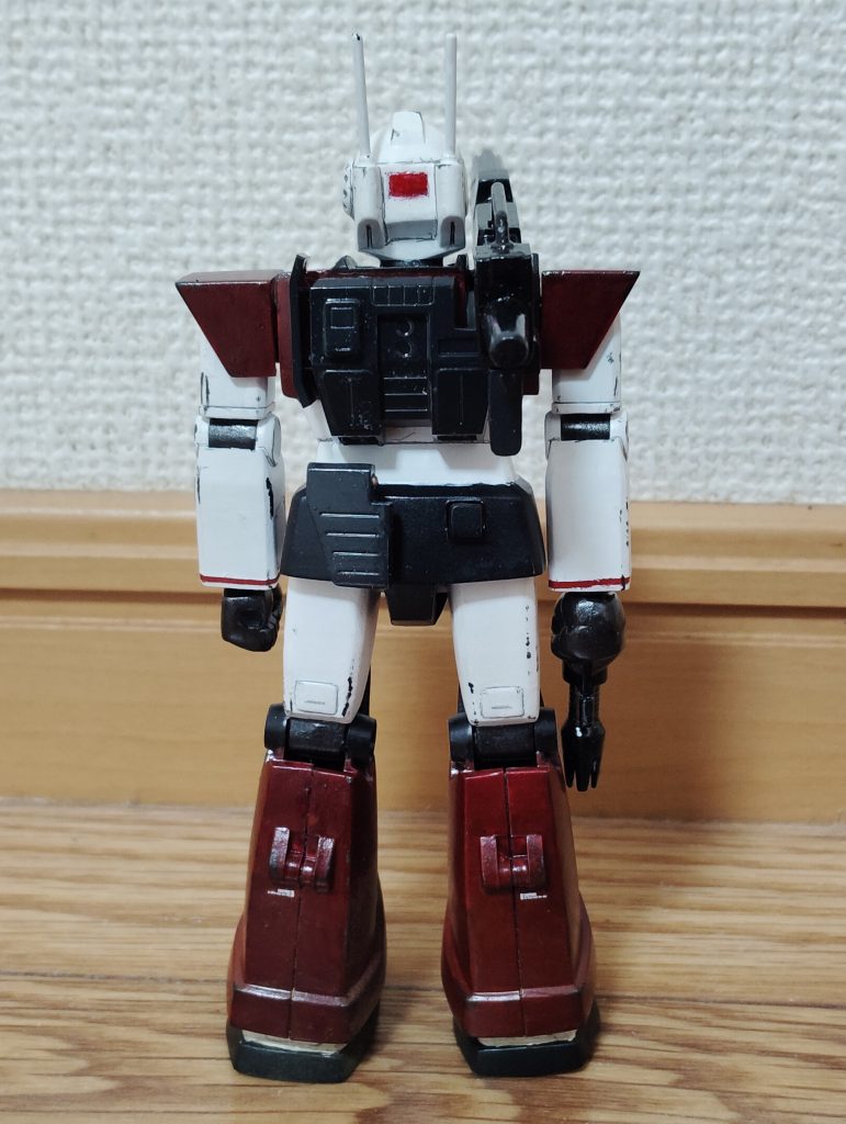 リアビューです。 特徴であるキャノン砲は銃鉄色(ツヤ有り黒に黒鉄色を混ぜた色)、バックパックとキャノン砲の弾倉はミッドナイトブルーです。 キャノン砲本体と弾倉の色を変えたのは、我ながら悪くない判断だったと思います。 スミ入れは、いつも通りのシャープペンです。 仕上げに黒鉄色でウェザリングを施しました。 ちなみに腰のリアアーマーにはキャノン砲の予備弾倉が装備可能なのですが、作例ではふたつ装備していたところを、個人的な好みでひとつにしてあります。