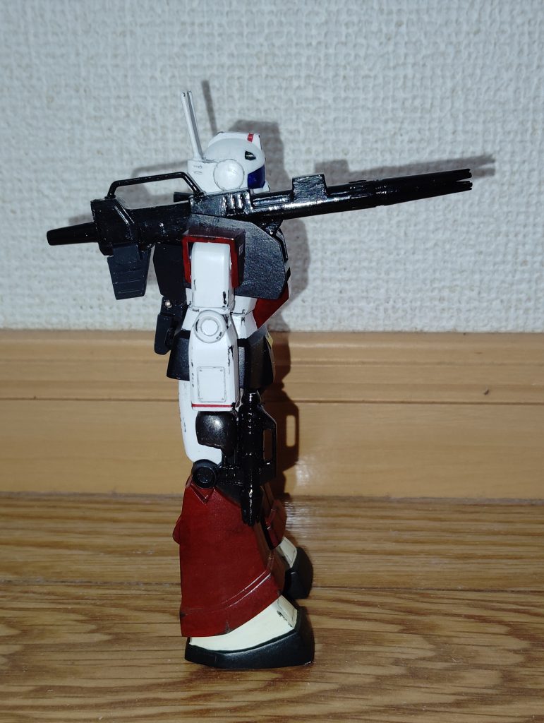 サイドビューです。 手首は黒鉄色、ビームスプレーガンは銃鉄色です。 そういえば説明が遅れましたが、頭部と前腕部の赤いラインは先に塗装した上からマスキングテープで保護し、本体のツヤ消し白を塗って再現してあります。 また、スネから下は黄土色のパステルを削った粉を平筆ではたいてからツヤ消しトップコートを吹いて砂埃を再現してみたのですが、スプレーで肝心の砂汚れがほとんど消えてしまうという事態に陥りました・・・。