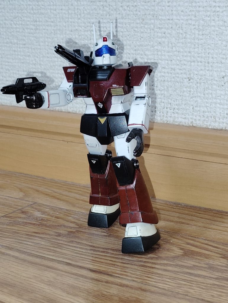 アクションポーズです。 このジムキャノンを製作していて気付いたのですが、MSVの連邦系機体は首を上下に振ることができないんですね(以前製作したフルアーマーガンダムやプロトタイプガンダム、ガンキャノンⅡも同じだったと記憶しています)。 ザク系は首を上下に動かせるのでポーズの幅が比較的あるのですが、コチラはあまり動かせず、こんなポーズが精一杯です(苦笑)。