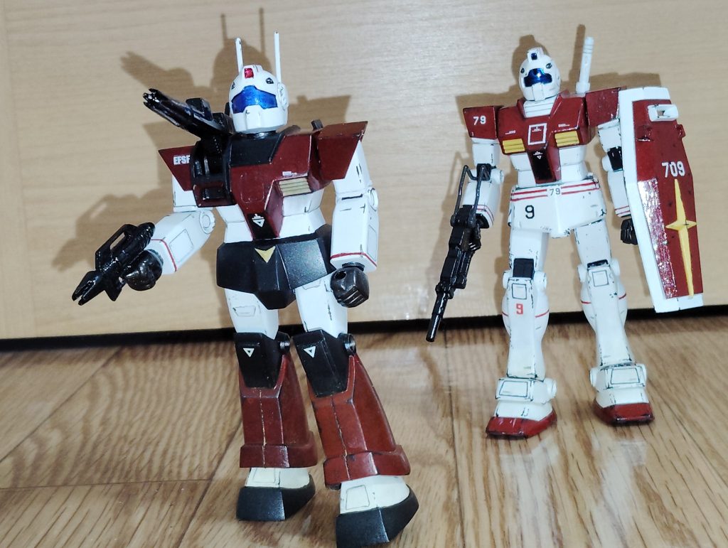 ジムとの小隊です。 なるべく色味を合わせた甲斐もあり、旧キットとHGUCですが違和感なくまとまっていますね。 ラインマーキングなどの共通点があるのもポイントでしょうか。