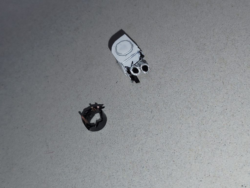 　ラストシューティング用の追加パーツです。　どちらも基本的にプラ板によるスクラッチです。　左腕はポリキャップを仕込んだプラ板の箱組みに適当なダメージ表現を入れ、内部には棒付き飴の棒を切った自作パーツで、シリンダーを再現してみました。　また首の方は、細いプラ板の切りクズを何本か張り付けてカッパー（銅）で塗装し、ちぎれた配線を再現してあります。　正直、首の方はポリキャップを隠すために妙に長くなってしまいましたが、まぁ、許容範囲でしょう。