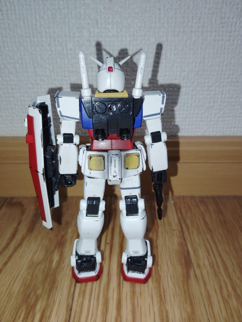 　リアビューです。　バックパックや関節などはミッドナイトブルーで塗装してあります。　またバックパックの下には、以前投稿した「ジム（リアルタイプカラー）」や「ジム・ストライカー」、「ジム改（寒冷地仕様）」と同じく、黒いパステルを削った粉を平筆で付けてスス汚れを再現してあります。　そういえば今回のマーキングですが、両肩や右太もものミディアムブルーのラインは、絶版となった「初代HGガンダム」を参考にしました。　また、全身のマーキングは初代、1,5のMG　ガンダムのキットなども参考にしています。