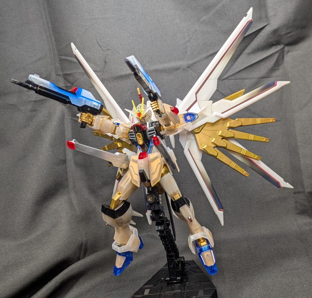 羽の先端はパールで紫→青にグラデーションしたかったですが、角度によっては黒のグラデーションにしか見えなくなってしまいました