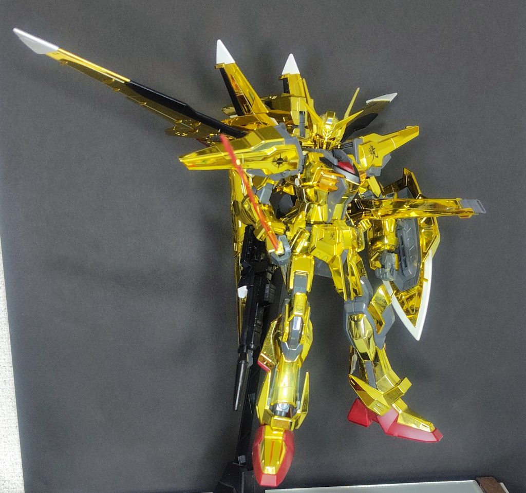 アカツキのビームサーベルは、幅広になっています。ビームライフルはサイドアーマーにマウント可能。ただしサーベルのマウントを使用しているので、双方同時にマウントするのは不可能。プラモデルだけの設定かも。