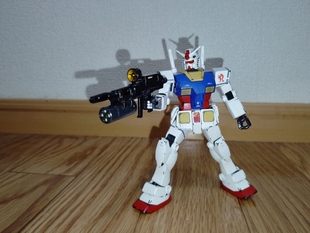 　スーパーナパーム付ビームライフルです。　ビームライフル本体は銃鉄色（ツヤ有り黒に黒鉄色を混ぜた色）、スーパーナパームはミッドナイトブルー、ビームライフルとの接続部は黒鉄色です。　また、スーパーナパームの弾頭はクリームイエローで塗装しました。