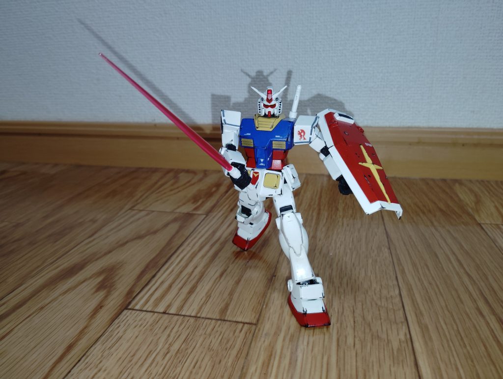 　デデデン！　デデデデン！　・・・・・シャウッ！！　はい、年末に茶番失礼しました・・・。　ビームサーベル装備です。　やはりガンダムのビームサーベルといえば、アイキャッチのあのシーンを再現したくなります。
