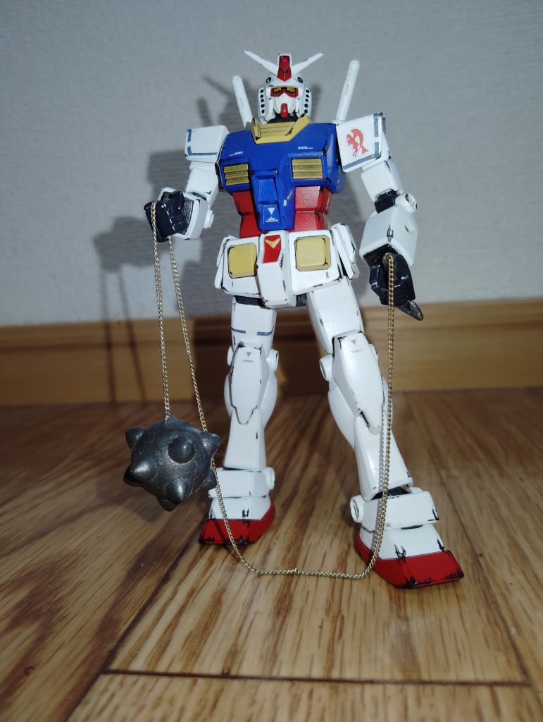 　ガンダムハンマー装備です。　先ほども言及しましたが、ハンマー本体と持ち手は旧キット　武器セットからの流用です。　鎖の部分は、高校生の頃、家にあった古いネックレスと母親にもらって使用しました。　塗装は、確か黒鉄色にニュートラルグレーを混ぜた色だったと記憶しているのですが（何しろ塗ったのが２０年ほど昔なので記憶が曖昧・・・）、今の目で見ても鉄の塊っぽくて非常に気に入っています。　そして、この武器を装備するとガンダムが一気に凶悪に見えてきます(笑)。