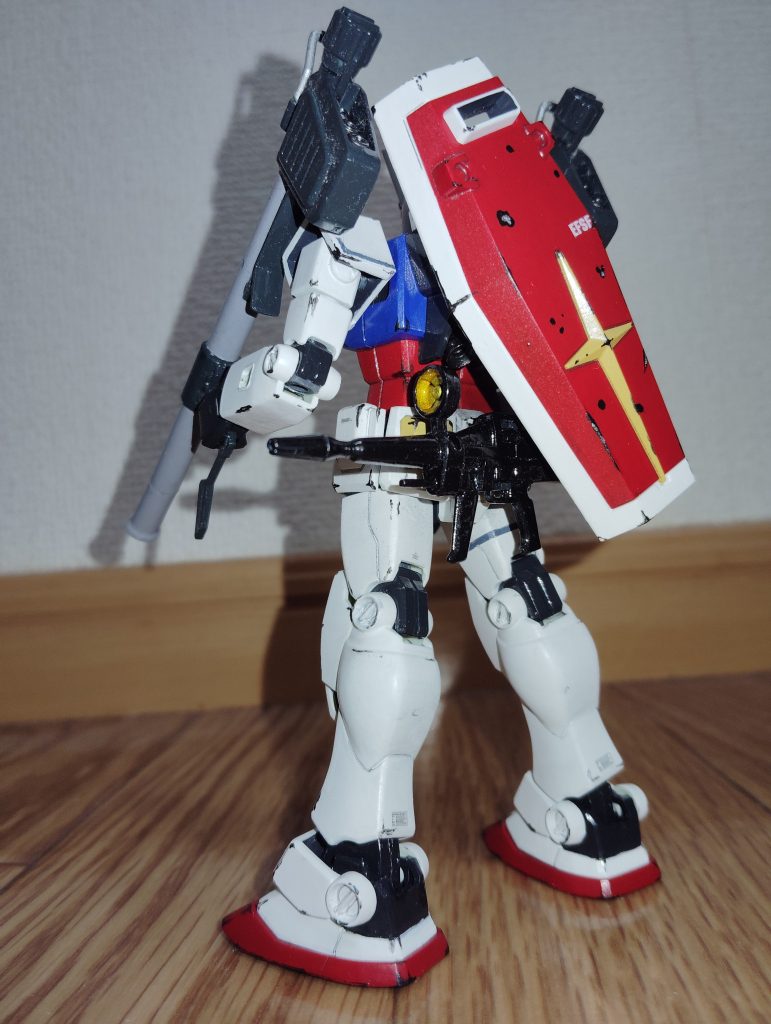 　ハイパーバズーカ装備、いえ、「最終決戦仕様」です。　このシーンを再現するため、ビームライフ装備用ラッチを自作しました。　ここからシャアのジオングと激闘を繰り広げ、トップ画像のラストシューティングへと繋がっていくワケですね。