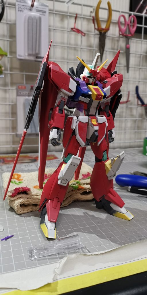 仮組み状態。ボディとマスクはストライクをベースに。各アーマーは漏れ無く大型化。手足は元のキットを延長したり太ましくしたりして己の理想に近付けてみた( ･ิϖ･ิ)膝のアーマーは元のデザインが好みではなかったので、勝手に作り変えてみたw