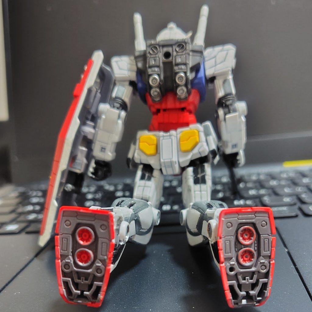 赤1色だった足裏も実機に合わせて塗り分けましたが右足はマスキングが甘かったようです。黒とグレーは水性ホビーカラー、バーニアはうちにあったアクリジョンで筆塗りです。