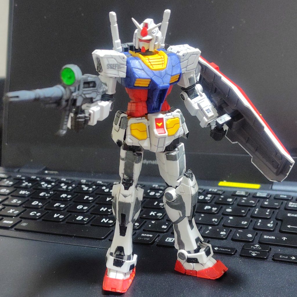 ビームライフルのセンサーはMr.カラーの蛍光グリーン。久しぶりに蓋を開けたら半固形化していたので、シンナーで溶かしましたが、まだ濃度が高かったみたいで、モールドが潰れてしまいました。さて、RX-78F00/Eは完成しましたが、これだけでは万博ガンダムではありません。グレードアップパーツもすでに手掛けています。まだだ、まだ終わらんよ